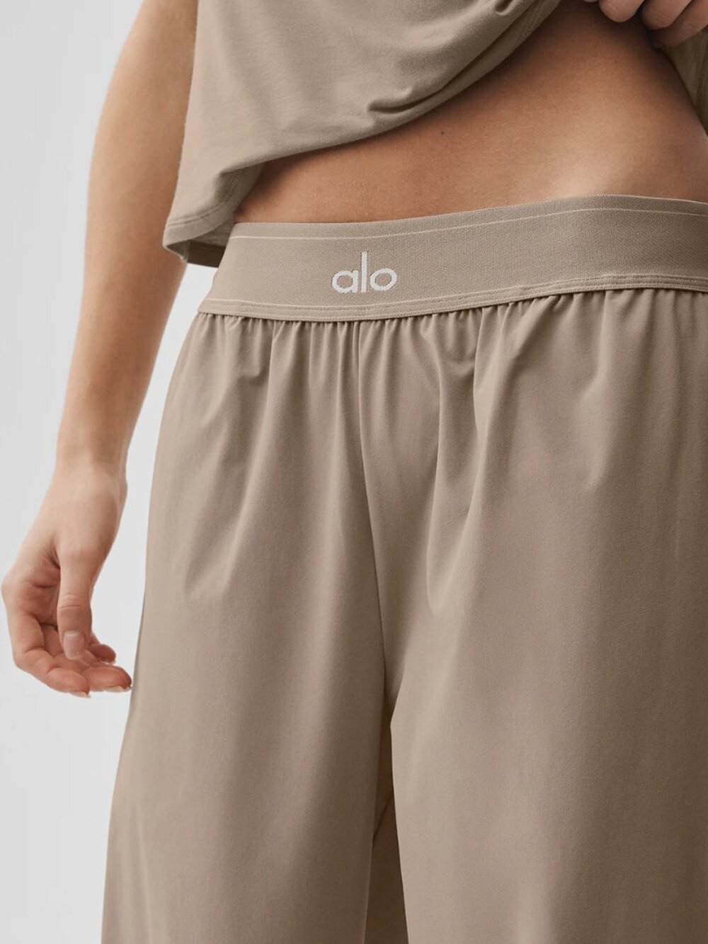🍷Brand new ALO Yoga Women's Suit Up Trouser Gravel Color,Regular length 🤗 - Picture 2 of 7